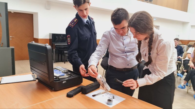 В Домодедово эксперт-криминалист рассказал о своей работе школьникам