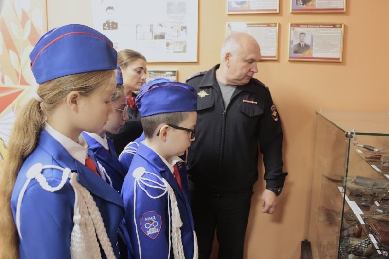 В Домодедово госавтоинспекторы и общественники провели день открытых дверей для школьников из отряда ЮИД Домодедовского лицея № 3