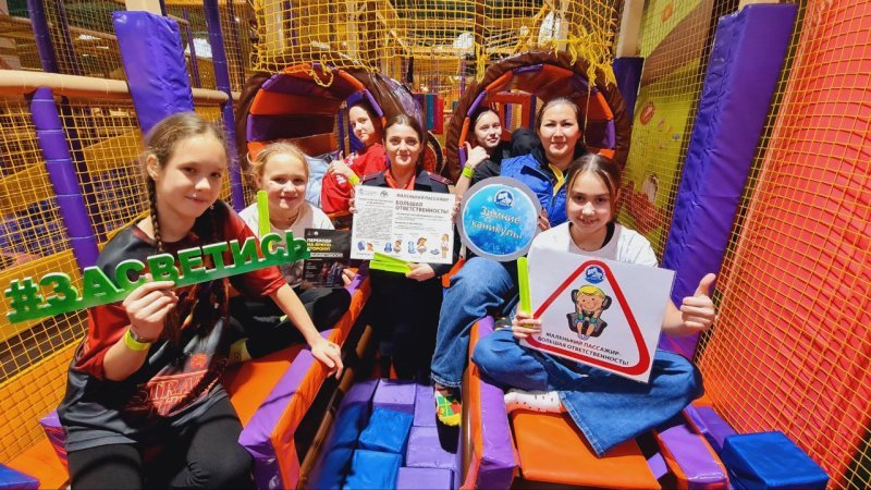 В близи торговых центрах, а также в игровых центрах Подмосковья автоинспекторы проводят акции «Маленький пассажир – большая ответственность!»