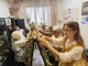 В территориальных отделах микрорайонов Авиационный и Востряково волонтеры плетут маскировочные сети для фронта