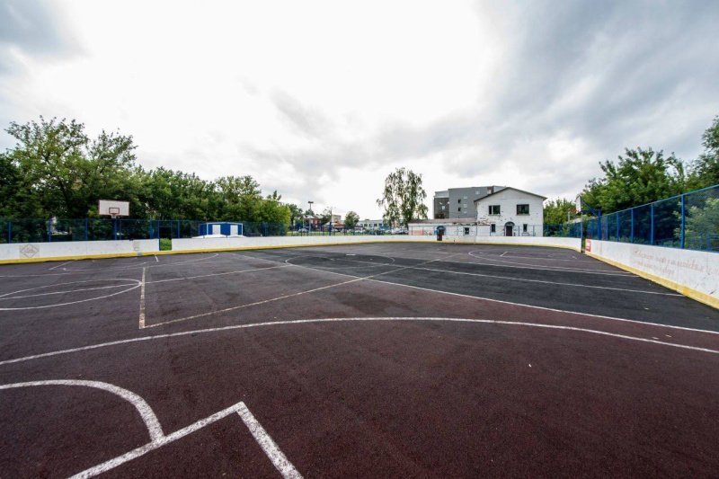 На хоккейной коробке по ул. Текстильщиков, д.1Б меняется резиновое покрытие. Подрядчик вышел на работы