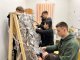 Школьники разных возрастов освоили технику плетения сетчатого камуфляжа. 