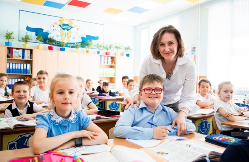 учитель и ученик. школа хороших родителей. учитель и дети. семейное воспитание. педагог и дети.