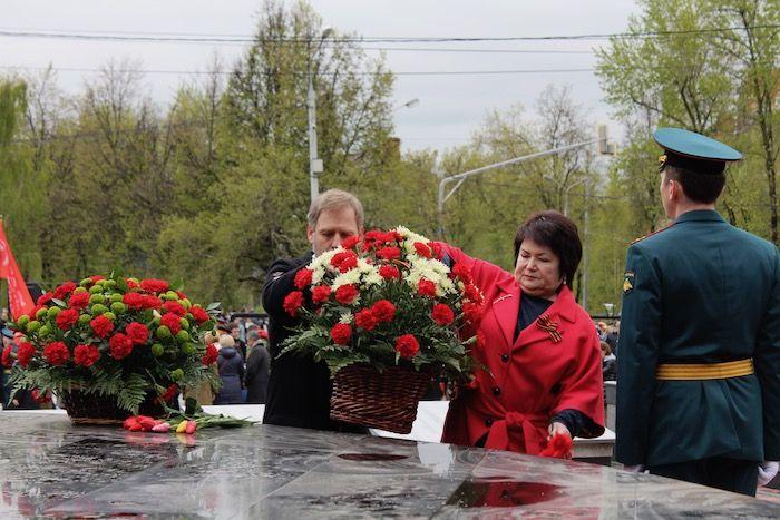 Возложение цветов к Обелиску Славы