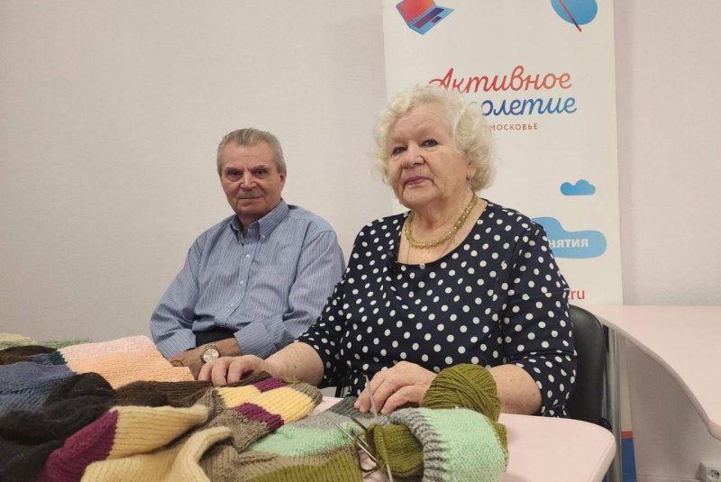 Лариса Бородина из Домодедово рассказала про свой личный вклад в Победу – она вяжет носки для бойцов