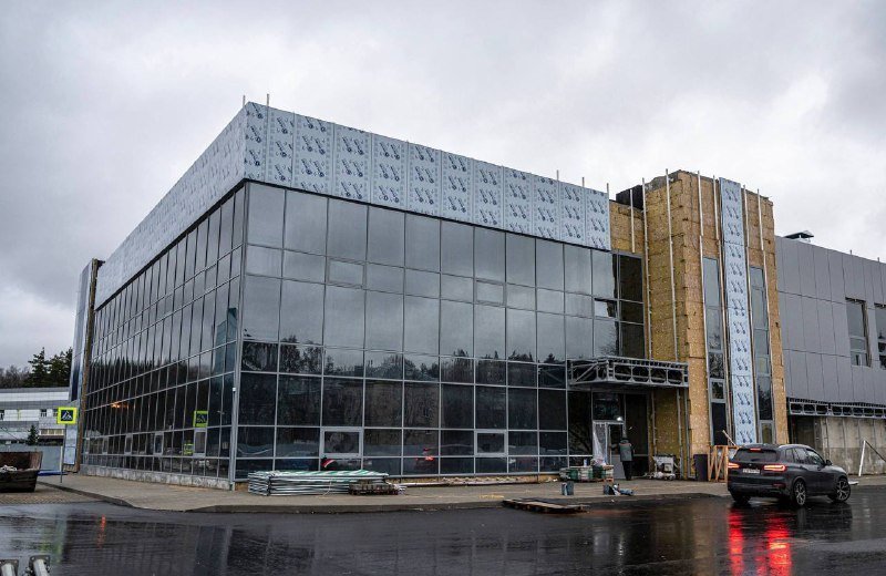 В микрорайоне Авиационный продолжается возведение современного физкультурно-оздоровительного комплекса с бассейном