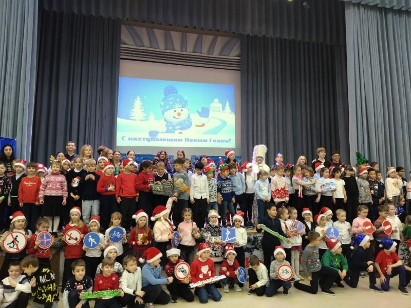 Новогоднее шоу «Снежная королева» порадовало детей на елке от отдела Госавтоинспекции Подмосковья