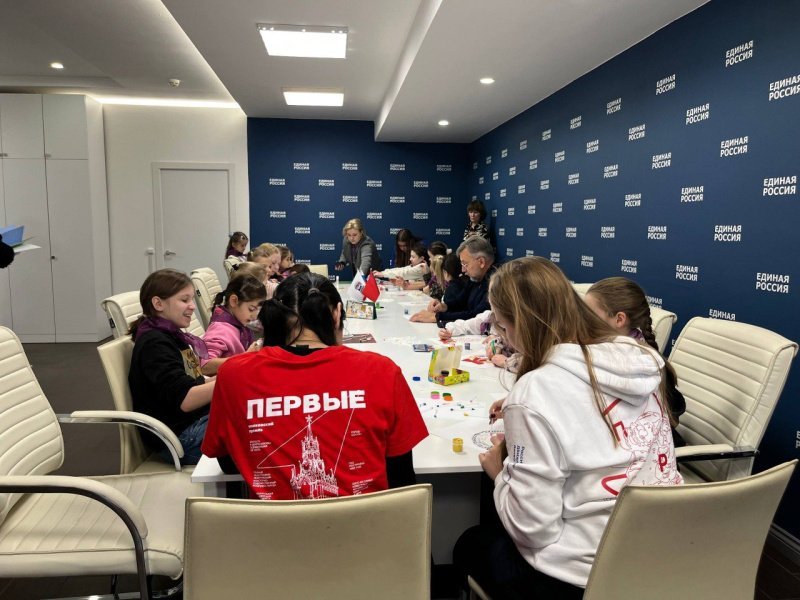 Местное отделение партии «Единая Россия» организовало для детей новогодний мастер-класс