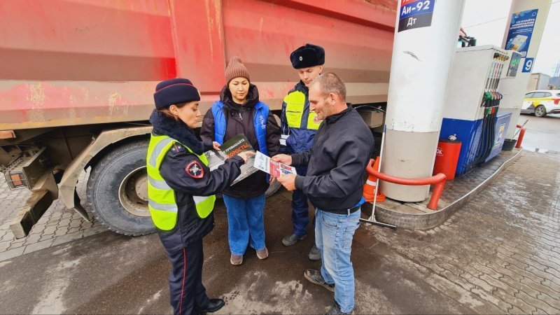 В Домодедово сотрудники Госавтоинспекции совместно с 7 батальоном полка ДПС южный и волонтёрами культуры проводят информационные ликбезы с водителями большегрузного транспорта