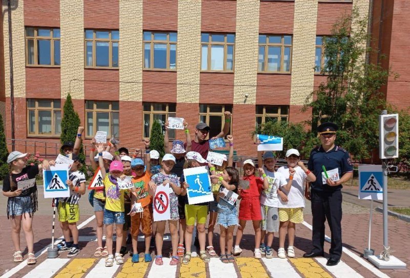 В летний период автоинспекторы Подмосковья продолжают беседовать с детьми о ПДД 