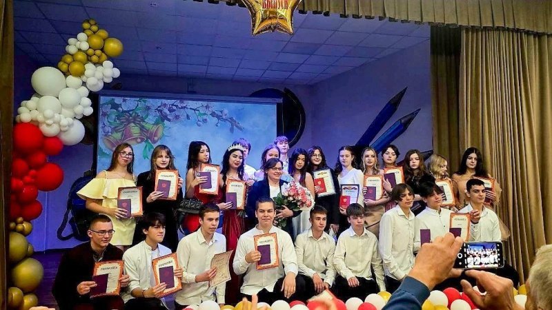 В школа Домодедово сегодня проходит торжественная церемония вручения аттестатов выпускникам 9-х классов