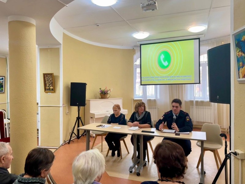 Полицейский и общественница в Домодедово провели беседу с пенсионерами