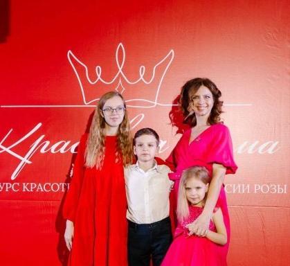 Домодедовская художница Наталья Шарохина вошла в финал Всероссийского конкурса красоты и материнства