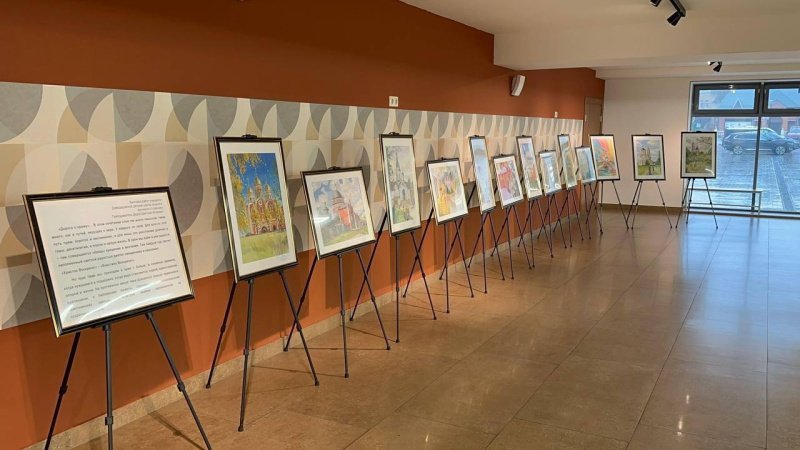 В ГДКиС «Мир» открылась художественная выставка «Дорога к храму»