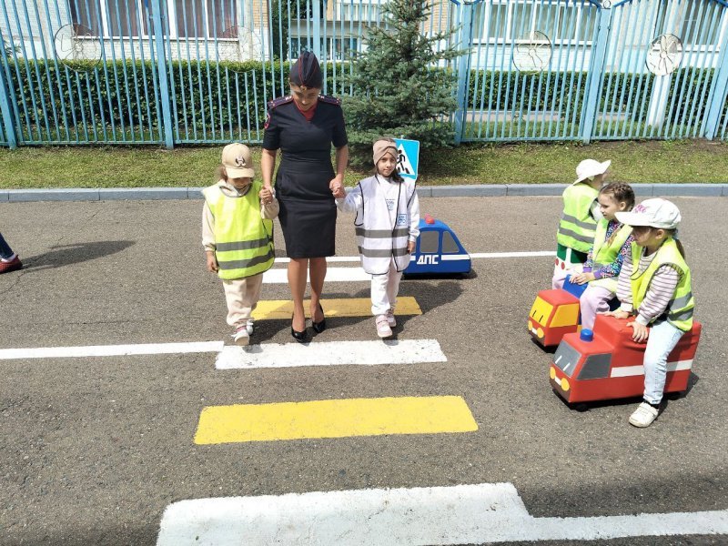 Госавтоинспекторы в Домодедово провели эстафету по Правилам дорожного движения «Безопасность на дороге начинается с семьи!»