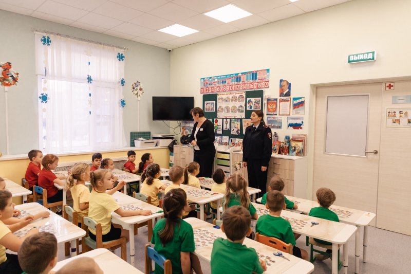 Сотрудники Госавтоинспекции провели с воспитанниками детского сада практическое занятие на транспортной площадке а также мастер-класс в рамках акции зимние каникулы