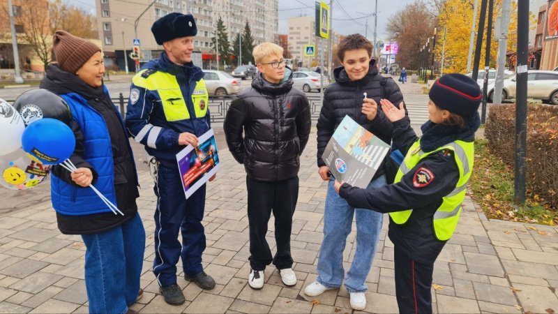 Госавтоинспекция и волонтеры призывают пешеходов использовать светоотражающие элементы и напоминают пешеходам о безопасности
