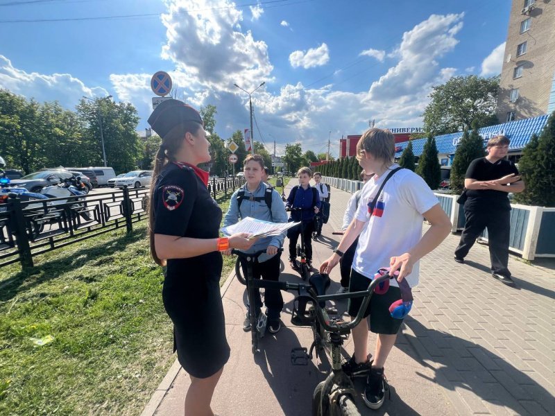 Госавтоинспекция г.о. Домодедово провели тематическую акцию «Студенчество – за безопасность на дорогах!» приуроченное ко Дню молодежи.