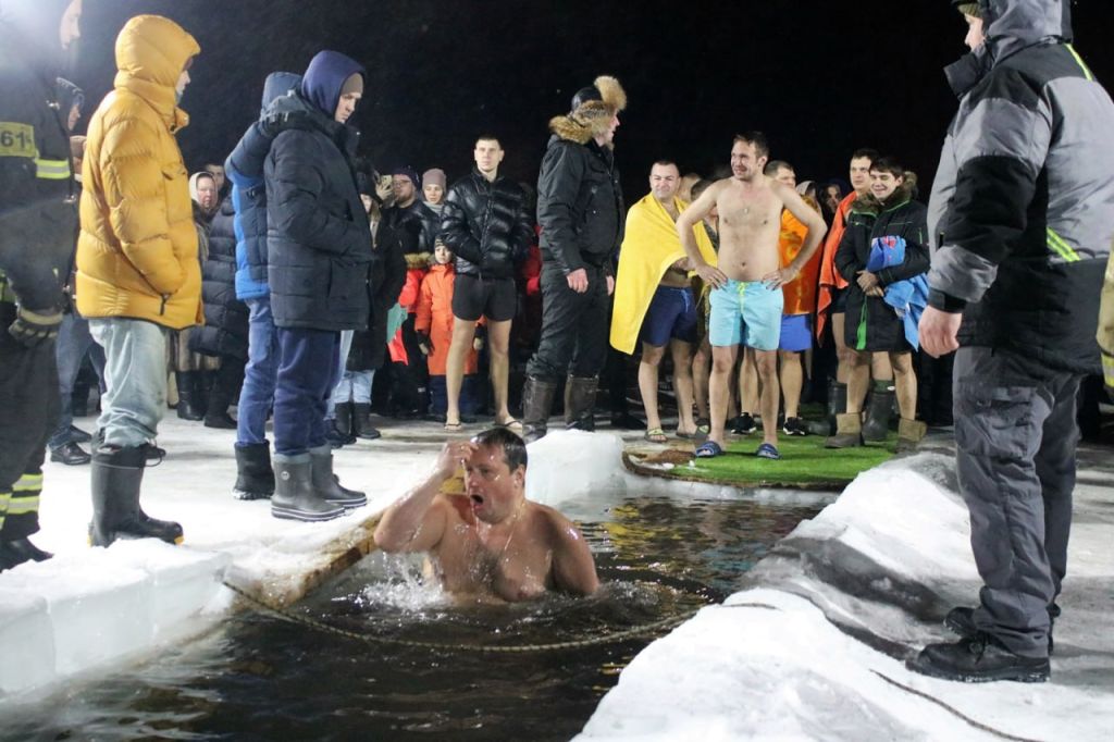 Крещенские купания в 2023 году. Шуйский введенье купель. Купание на крещение 2023. Крещение псков 2023 купанья. Крещенские купания 2023 фоторепортаж.