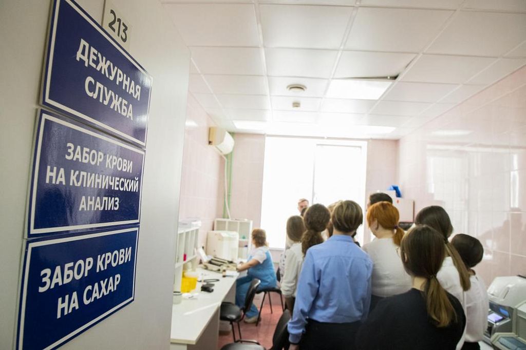 Запись врачу домодедово. Экскурсия в больницу для школьников. Школьная больница. Школьники на экскурсии в больнице.