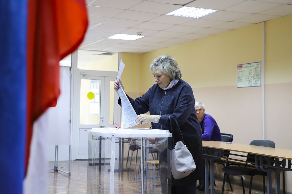 День голосования. Помещение для голосования на выборах. Избирательный участок указатель. Избирательный участок картинки. Голосование на избирательном участке.