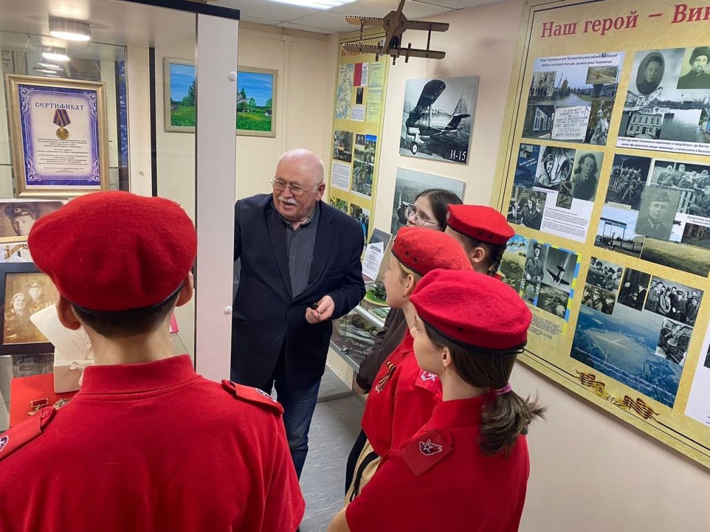 Депутат Совета депутатов Юрий Прскурин провел экскурсию в музее боевой авиации